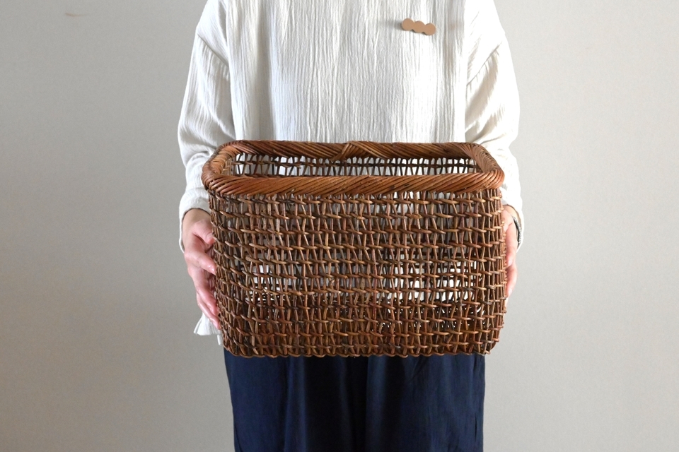 あけびの新聞入れ