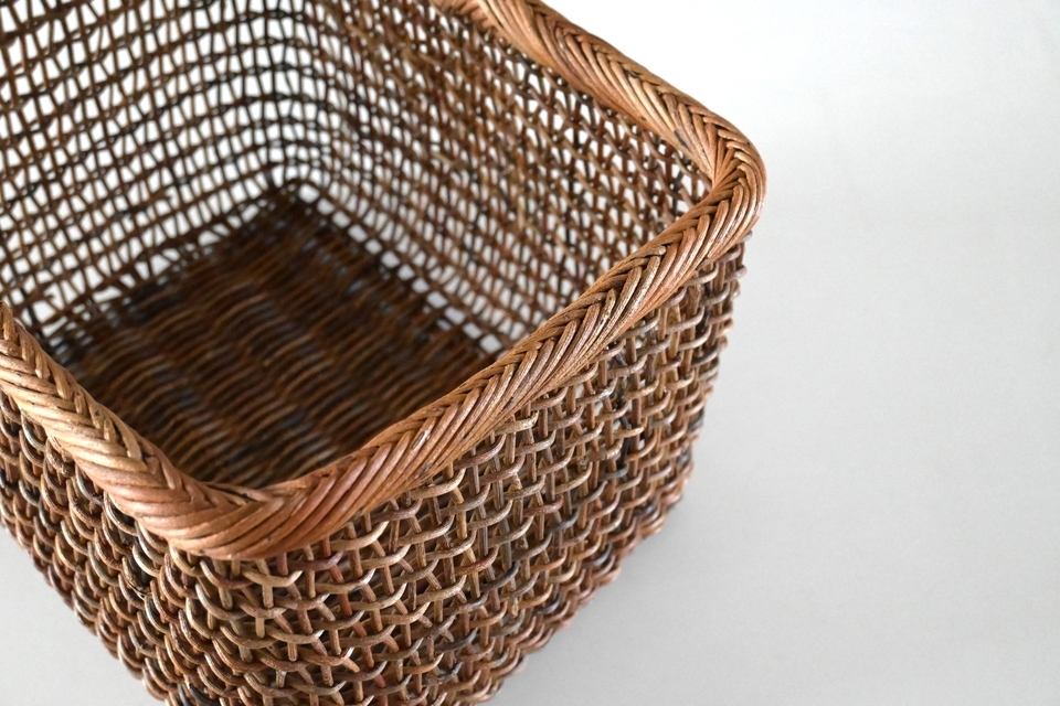 あけびの新聞入れ