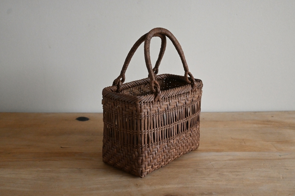 小振りな山葡萄の透かし編みバッグ