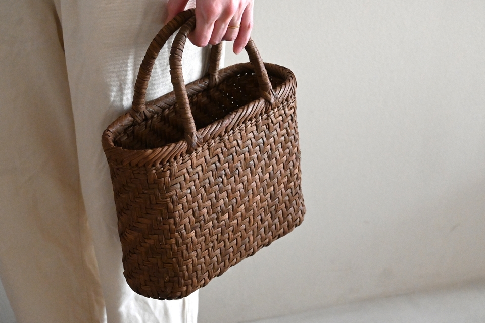 小振りな山葡萄の楕円型バッグ