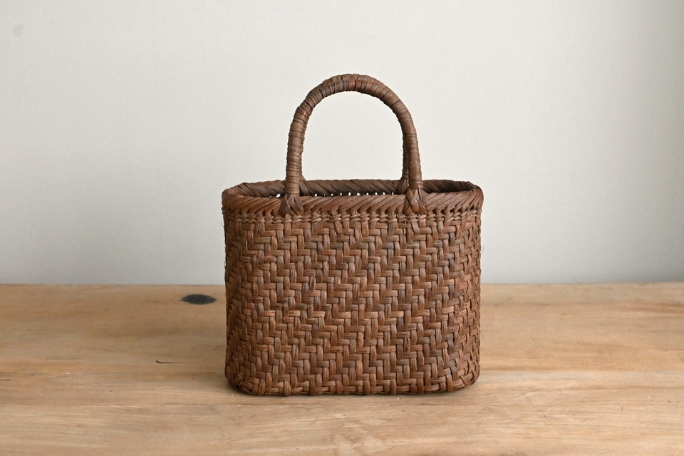 小振りな山葡萄の楕円型バッグ