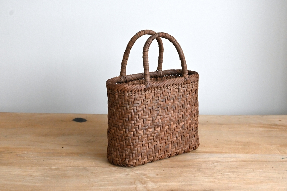 小振りな山葡萄の楕円型バッグ