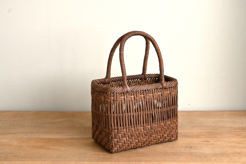 小さめの山葡萄の透かし編みバッグ