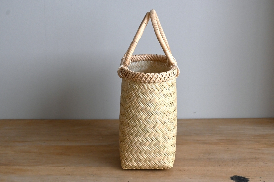 網目縁の篠竹の手提げかご（楕円）