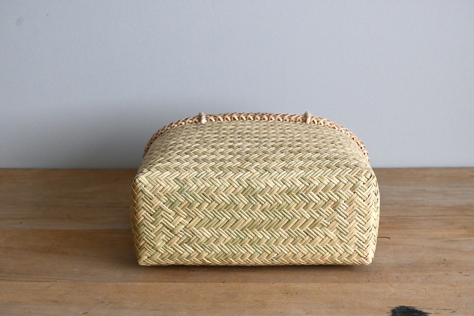 網目縁の篠竹の手提げかご（楕円）