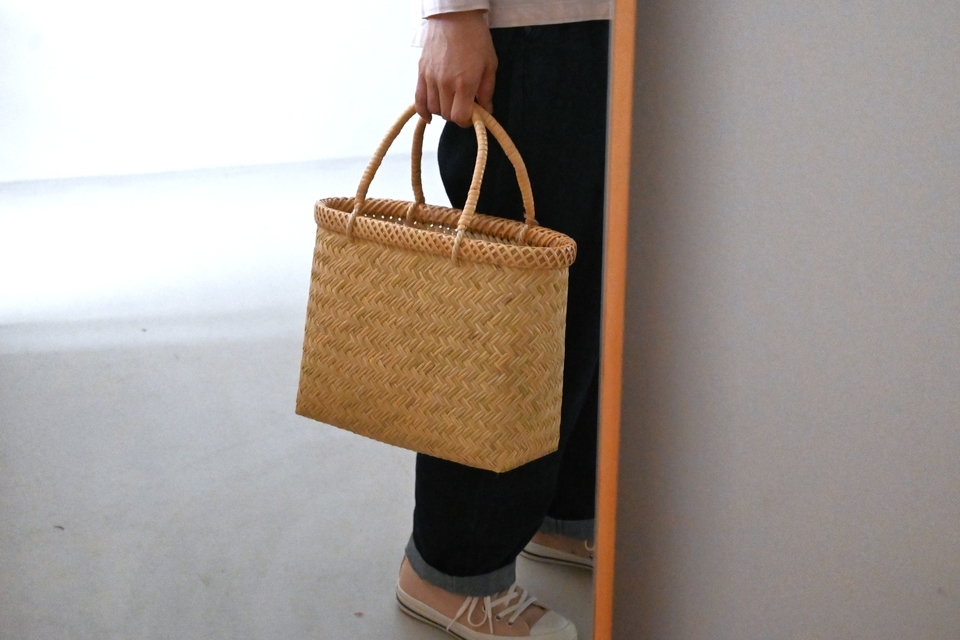 網目縁の篠竹の手提げかご（楕円）