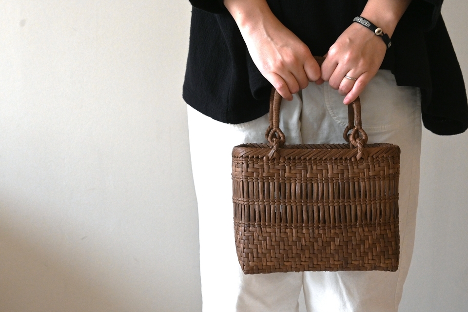 小振りな山葡萄の透かし編みバッグ