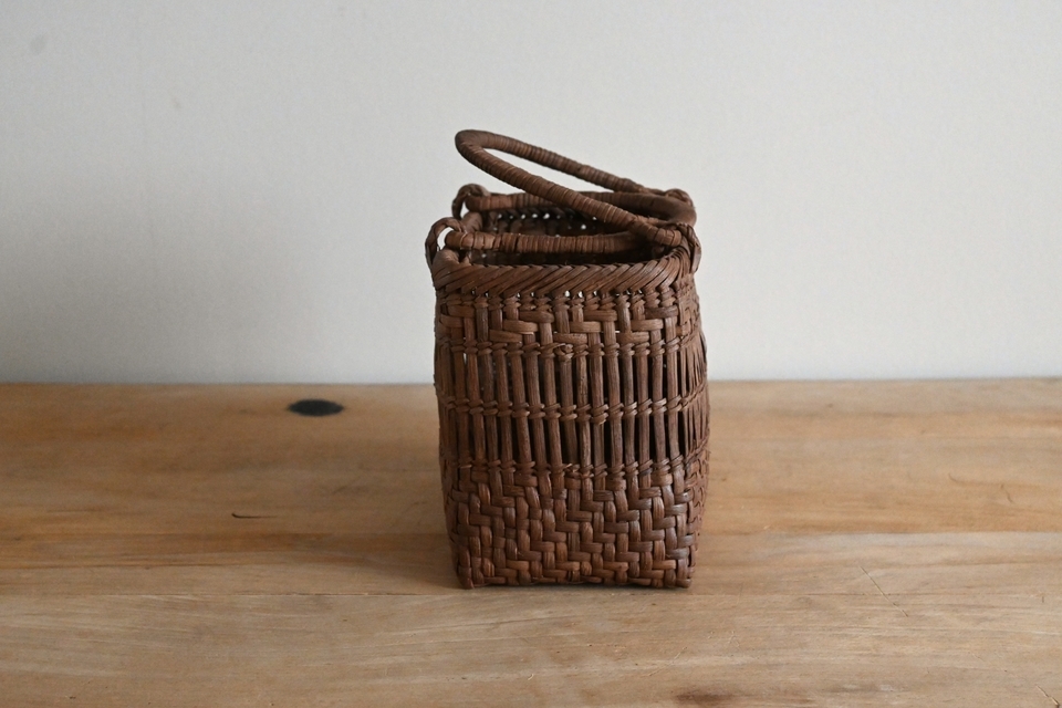 小振りな山葡萄の透かし編みバッグ