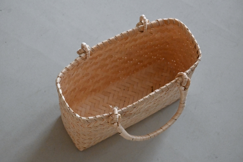 イタヤ細工の少し背の低いかごバッグ