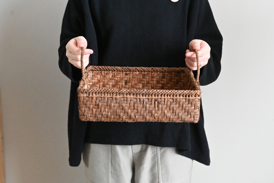 山葡萄の持ち手付き角バスケット