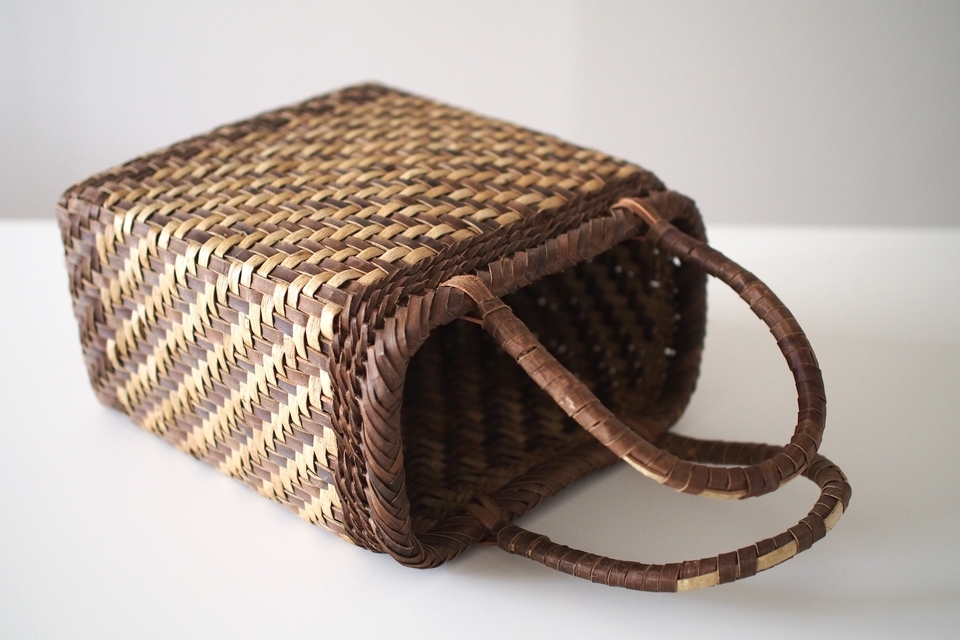 胡桃の縦長バッグ