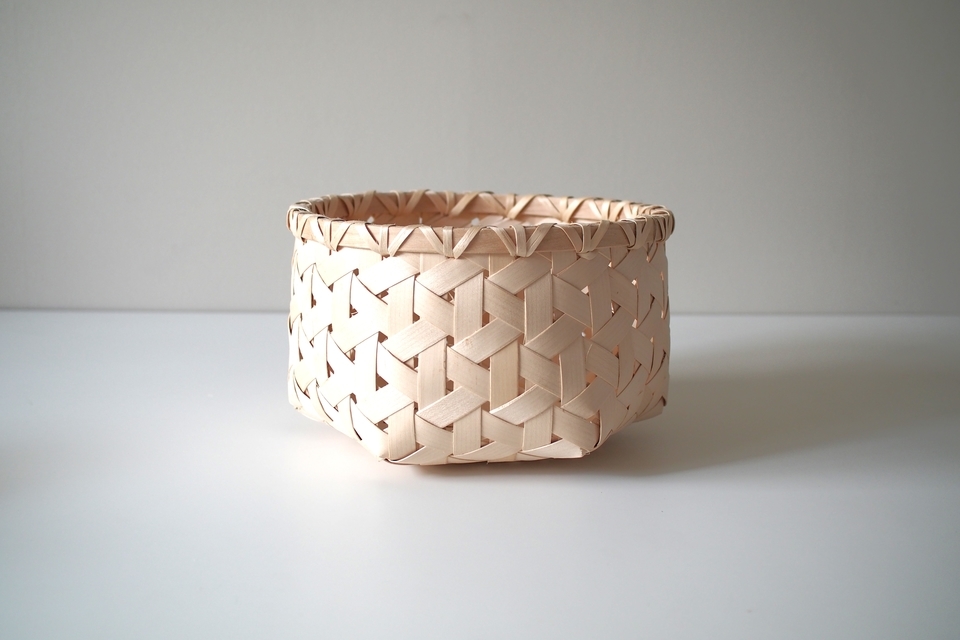 イタヤの鉄線編み丸かご