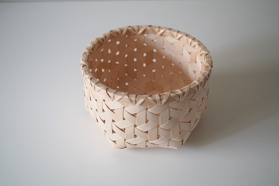 イタヤの鉄線編み丸かご