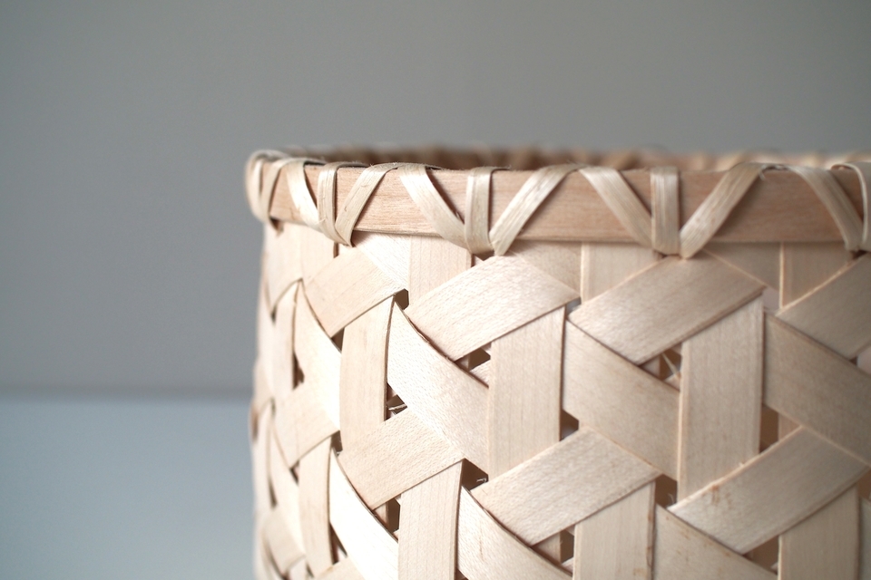 イタヤの鉄線編み丸かご