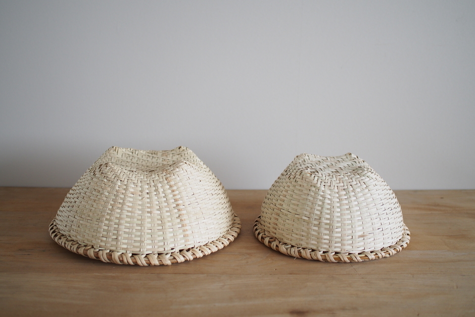 マタタビの足付きザル