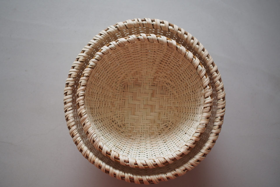 マタタビの足付きザル