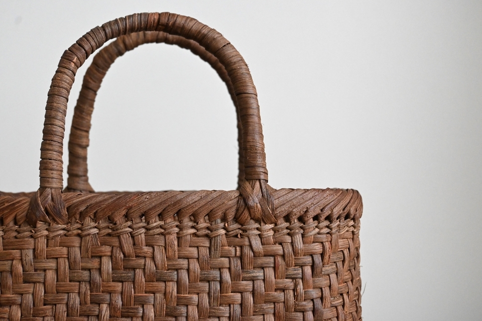 小振りな山葡萄の楕円型バッグ