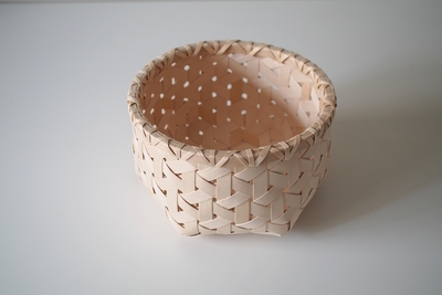 イタヤの鉄線編み丸かご