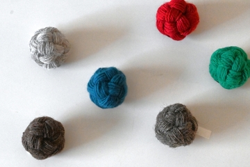 羊毛のブローチ